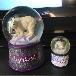 NWT 2 sea world snow globes